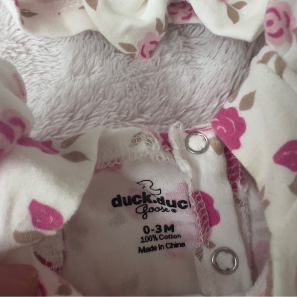 Duck Duck Goose Baby Girl 0-3 months Floral Pink White Romper Outfit with Hat - Picture 2 of 6